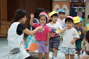 かけっこの活動　2歳児クラス