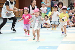 かけっこの活動　2歳児クラス