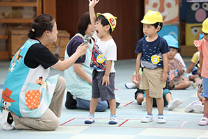 かけっこの活動　2歳児クラス