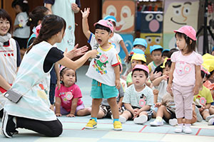 かけっこの活動　2歳児クラス