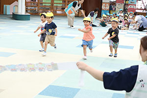 かけっこの活動　2歳児クラス