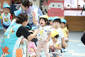 かけっこの活動　2歳児クラス