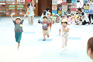 かけっこの活動　2歳児クラス
