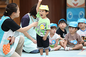 かけっこの活動　2歳児クラス