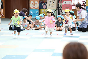 かけっこの活動　2歳児クラス