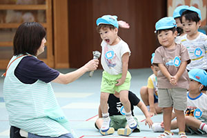 かけっこの活動　2歳児クラス