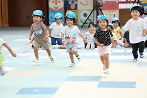 かけっこの活動　2歳児クラス