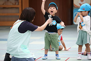かけっこの活動　2歳児クラス