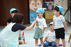 かけっこの活動　2歳児クラス