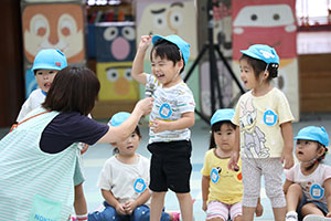 かけっこの活動　2歳児クラス