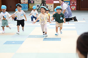 かけっこの活動　2歳児クラス