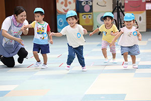 かけっこの活動　2歳児クラス