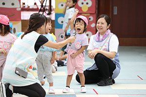 かけっこの活動　2歳児クラス