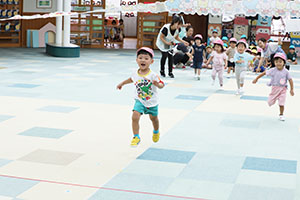 かけっこの活動　2歳児クラス