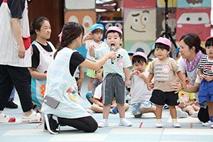 かけっこの活動　2歳児クラス