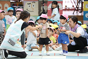 かけっこの活動　2歳児クラス