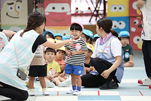 かけっこの活動　2歳児クラス
