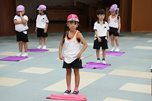 運動会　リズム活動の練習　ばら・すみれ