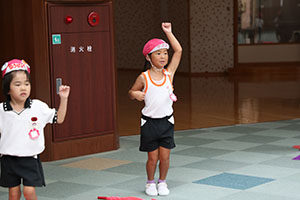 運動会　リズム活動の練習　ばら・すみれ