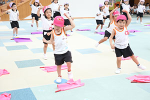 運動会　リズム活動の練習　ばら・すみれ