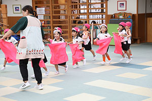 運動会　リズム活動の練習　ばら・すみれ