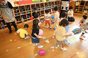 風船遊び　ぺんぎん