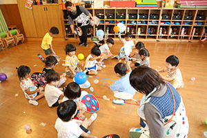 風船遊び　ぺんぎん