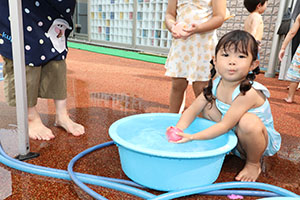 今年度最後の水遊び　楽しかったね　2歳児クラス
