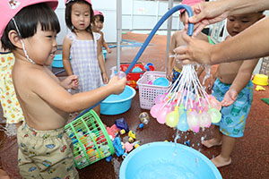 今年度最後の水遊び　楽しかったね　2歳児クラス