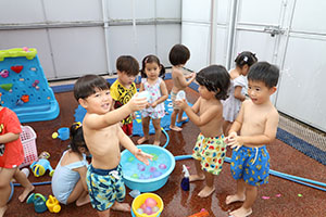 今年度最後の水遊び　楽しかったね　2歳児クラス