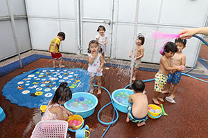 今年度最後の水遊び　楽しかったね　2歳児クラス