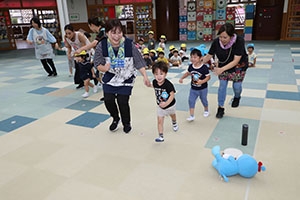 運動会の活動　借り物競争🎵　2歳児クラス