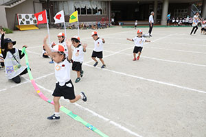 運動会の活動　かけっこ　　年少組
