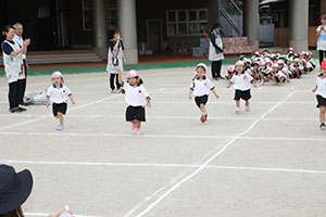 運動会の活動　かけっこ　　年少組