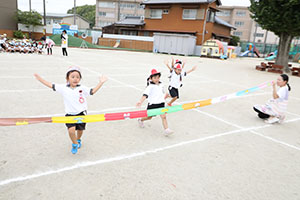 運動会の活動　かけっこ　　年少組