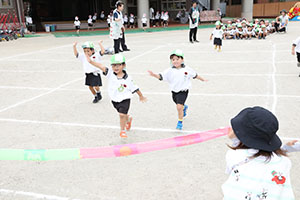 運動会の活動　かけっこ　　年少組