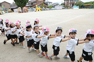 運動会の活動　リズム　年少組