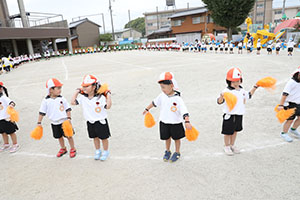 運動会の活動　リズム　年少組