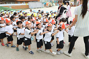 運動会の活動　リズム　年少組