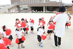 運動会の活動　リズム　年少組