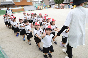 運動会の活動　リズム　年少組