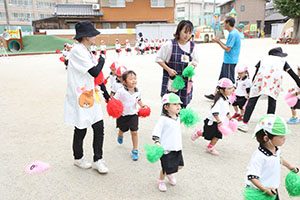 運動会の活動　リズム　年少組