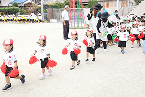 運動会の活動　リズム　年少組