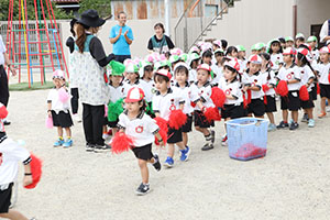 運動会の活動　リズム　年少組