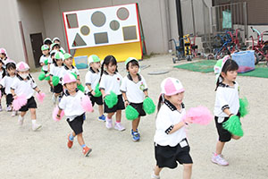 運動会の活動　リズム　年少組