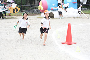 運動会　リレー活動頑張っています　年長組　NO．2
