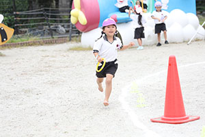 運動会　リレー活動頑張っています　年長組　NO．2