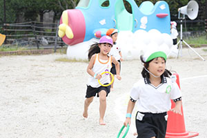 運動会　リレー活動頑張っています　年長組　NO．2