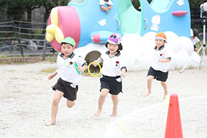 運動会　リレー活動頑張っています　年長組　NO．2