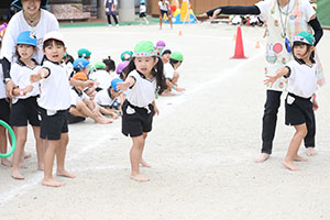 運動会　リレー活動頑張っています　年長組　NO．2